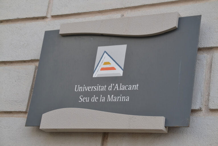 Placa en la sede de la Universitat d'Alacant en la Casa de los Andrés en Benissa