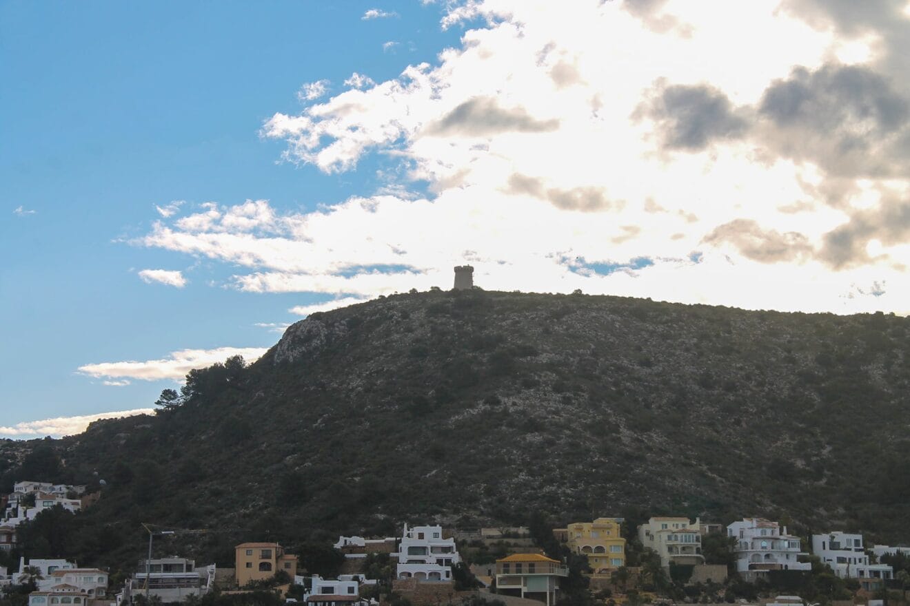 Silueta de la Torre del Cap d'Or desde Moraira
