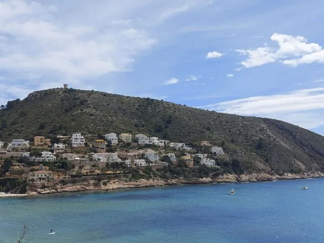Imagen: Torre del Cap d'Or en la punta de Moraira