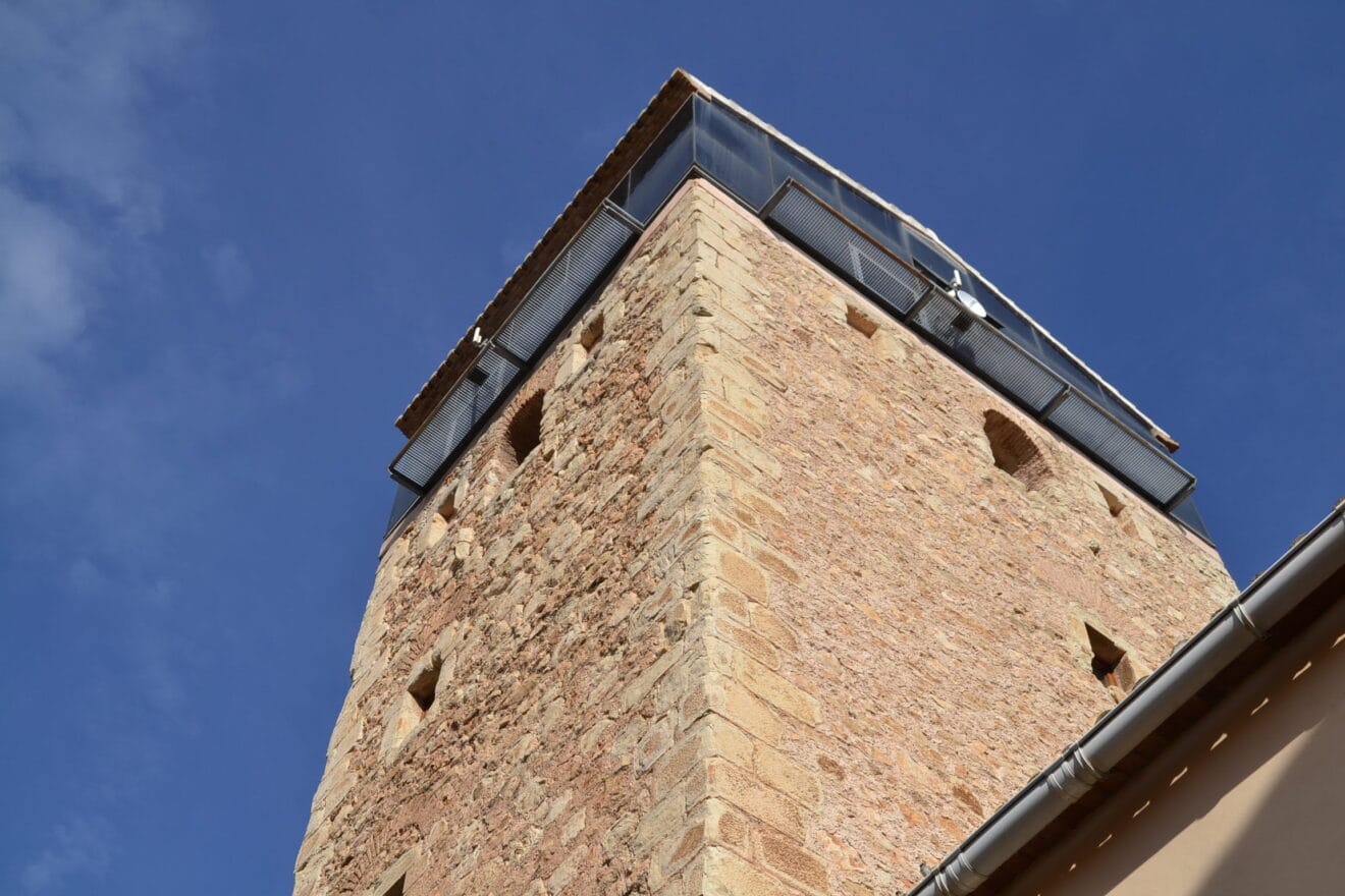 Plano contrapicado de la Torre de Alcalalí