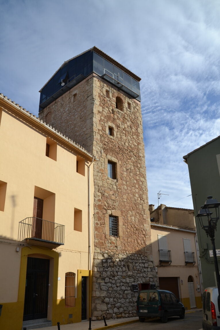 Vista general de la Torre Medieval de Alcalalí