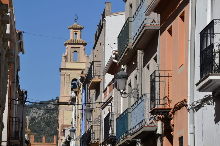 Vista general de Benigembla, con su iglesia al fondo