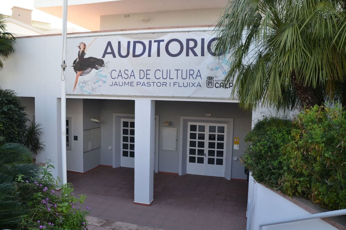Entrada y taquilla del auditorio de Calp