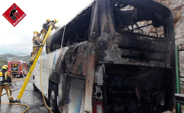 Imagen: Autobús incendiado en la AP7