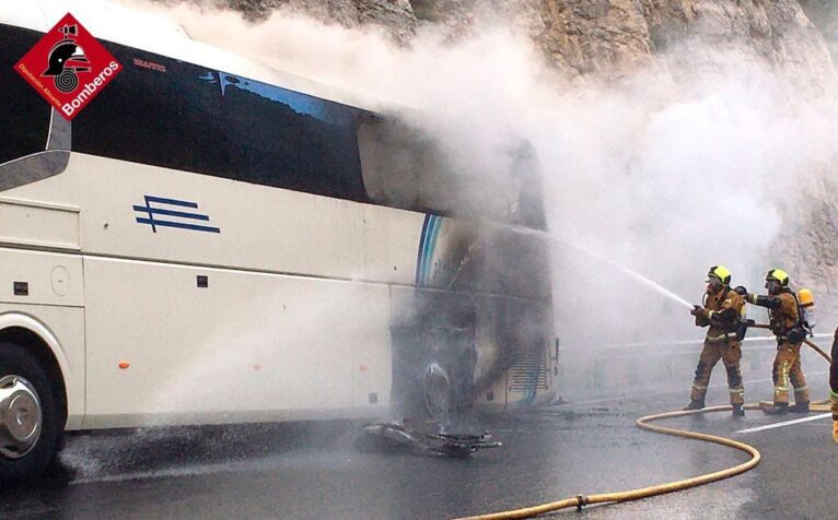 Bomberos sofoca las llamas del autobús