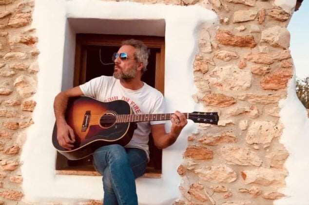 Imagen: Carlos Tarque tocando en la Marina Alta