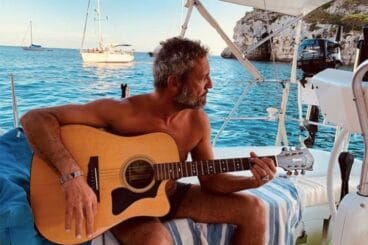 Carlos Tarque en su velero