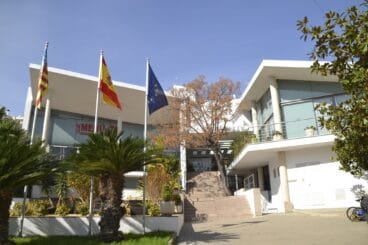 Casa de Cultura Jaume Pastor i Fluixà y cafetería de las instalaciones en Calp
