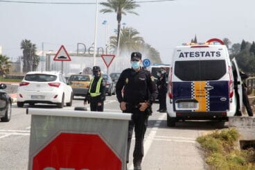 Control de policía en Semana Santa en la entrada de Dénia