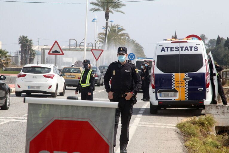 Police control at Easter at the entrance of Dénia