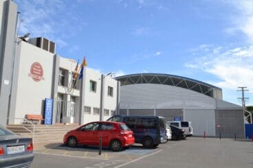 Exterior of the sports facilities of the Domingo Crespo Pavilion in Calp