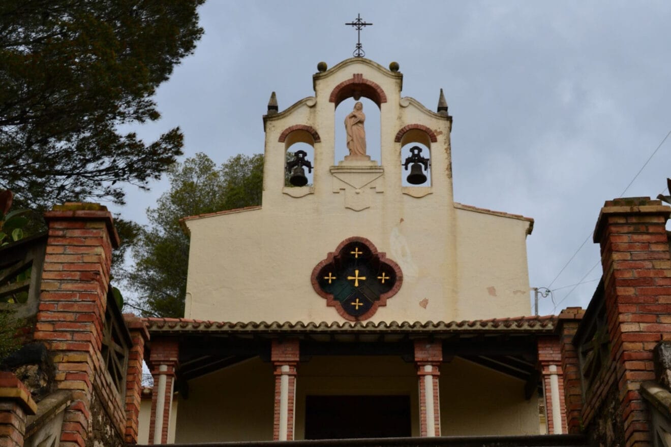 Fachada de la ermita del Calvari de Alcalalí