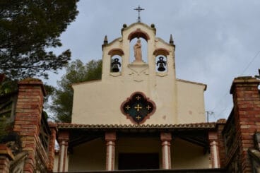 Fachada de la ermita del Calvari de Alcalalí