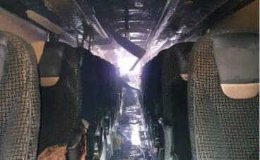 Interior del autobús incendiado
