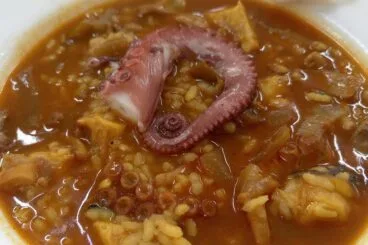 la cofradia de pescadores de calp ofrece producto a los colegios
