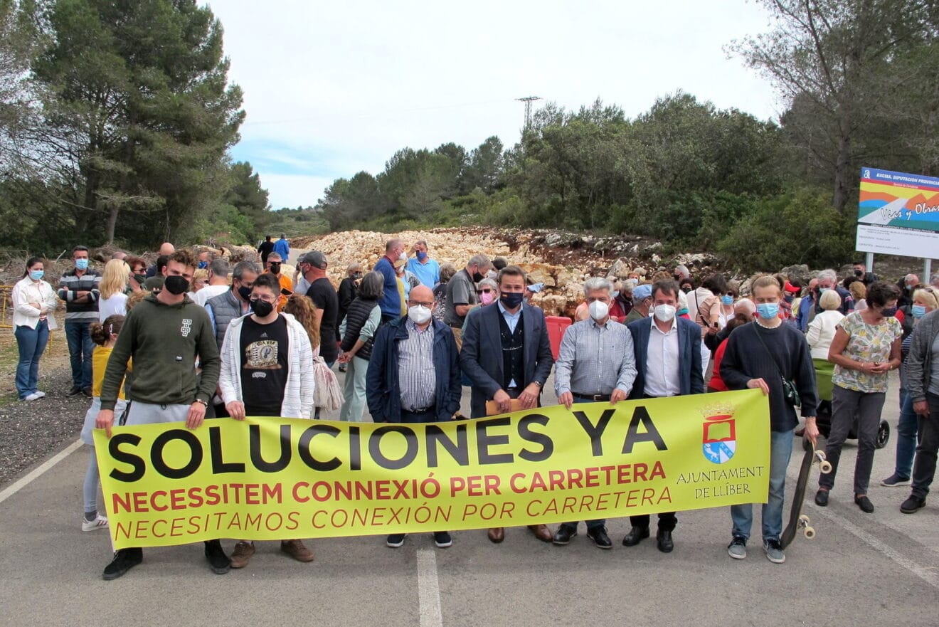Manifestación vecinos Llíber por la carretera cortada