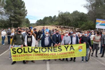 Manifestación vecinos Llíber por la carretera cortada