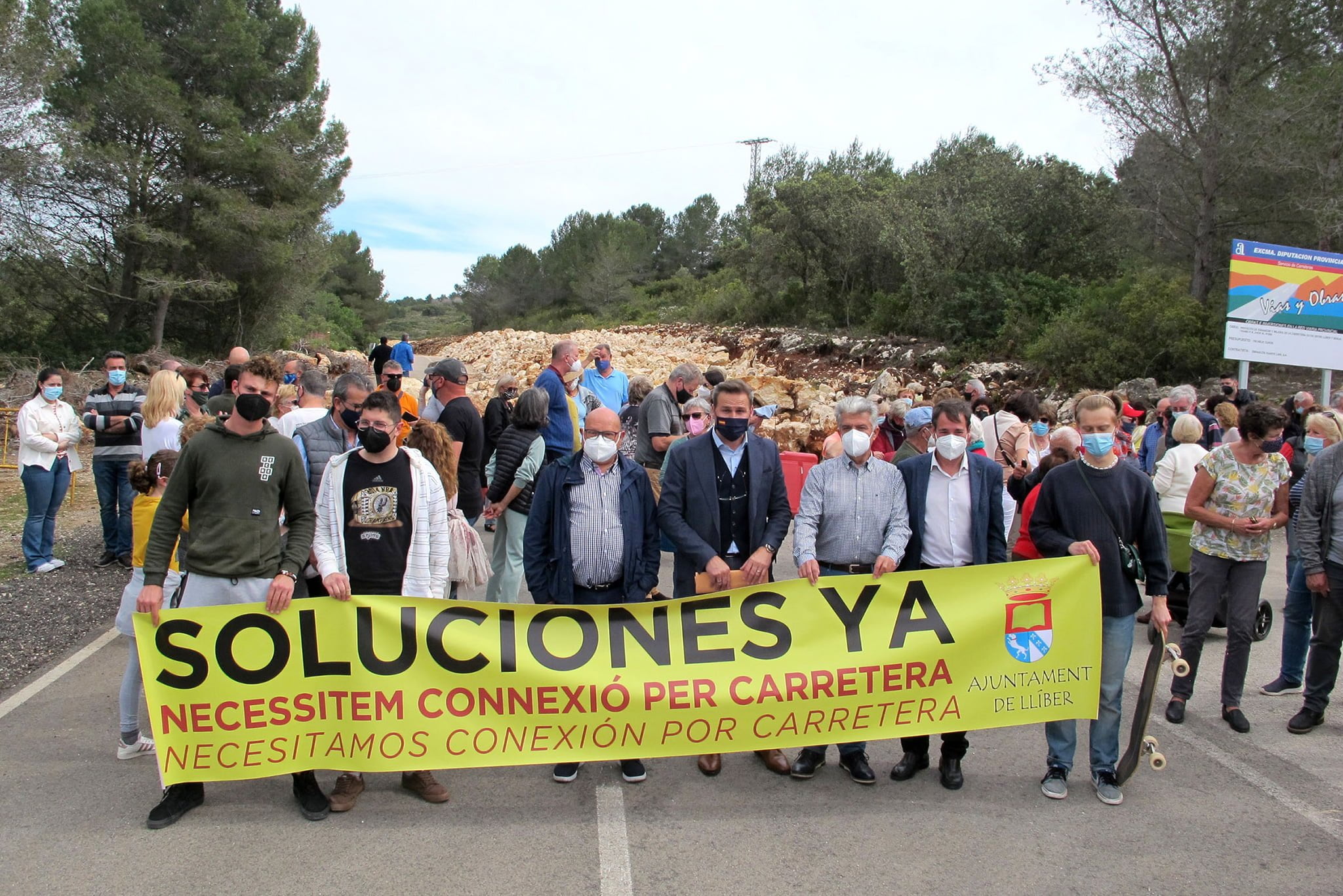 manifestacion vecinos lliber por la carretera cortada