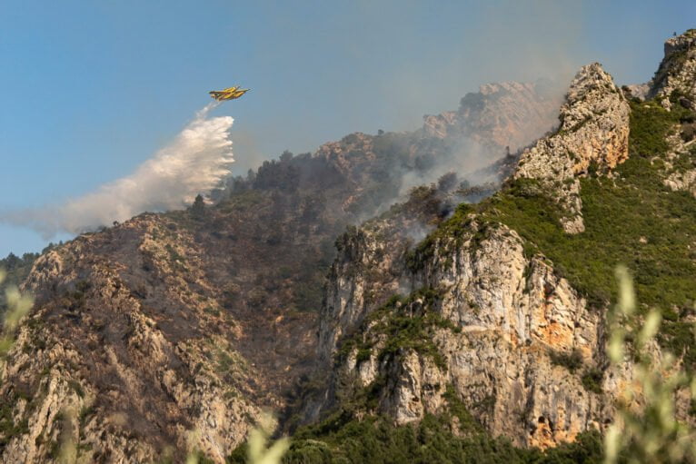 Medios Aéreos Trabajando en el incendio. Imagen: Fran Martínez