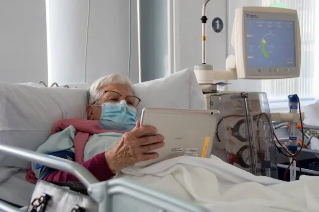 Imagen: tablets-pacientes-hospital-de-denia