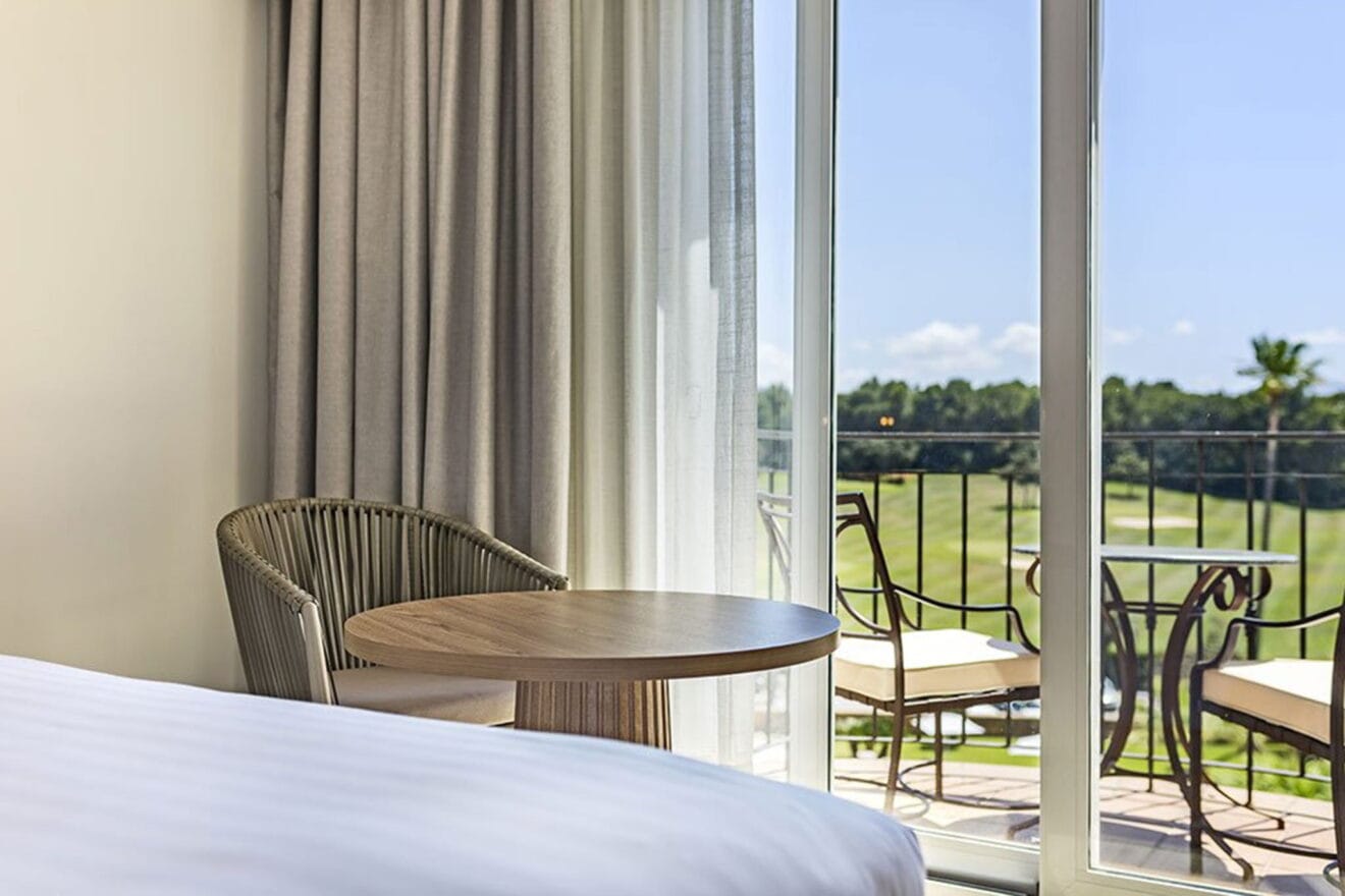 Terraza en dormitorio en Hotel Dénia Marriott La Sella Golf Resort & Spa