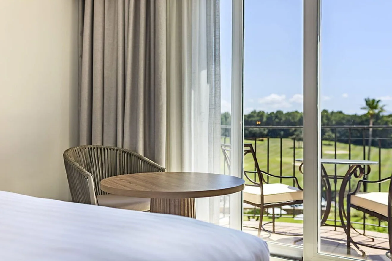 Terraza en dormitorio en Hotel Dénia Marriott La Sella Golf Resort & Spa
