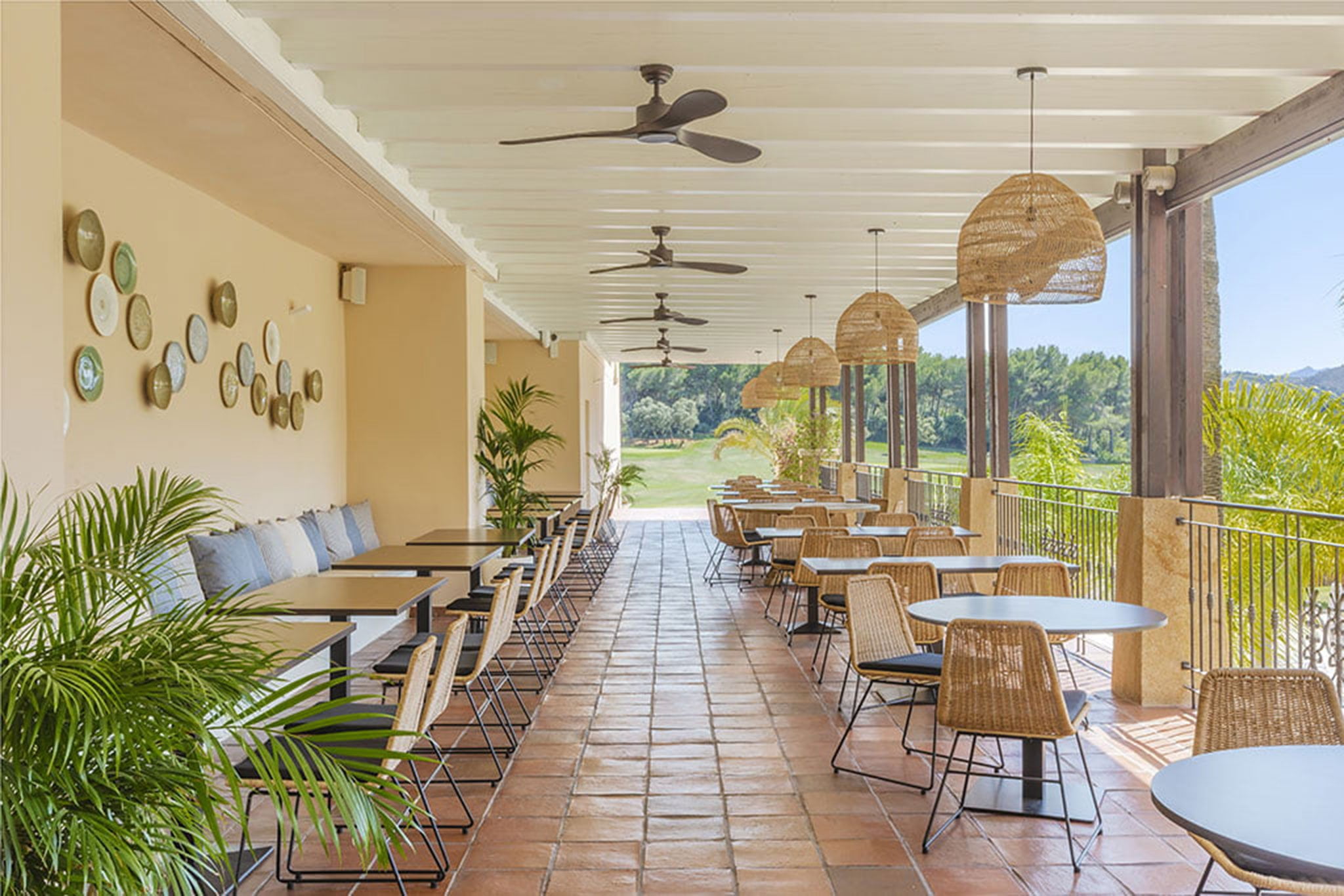 Terraza cubierta en Hotel Dénia Marriott La Sella Golf Resort & Spa