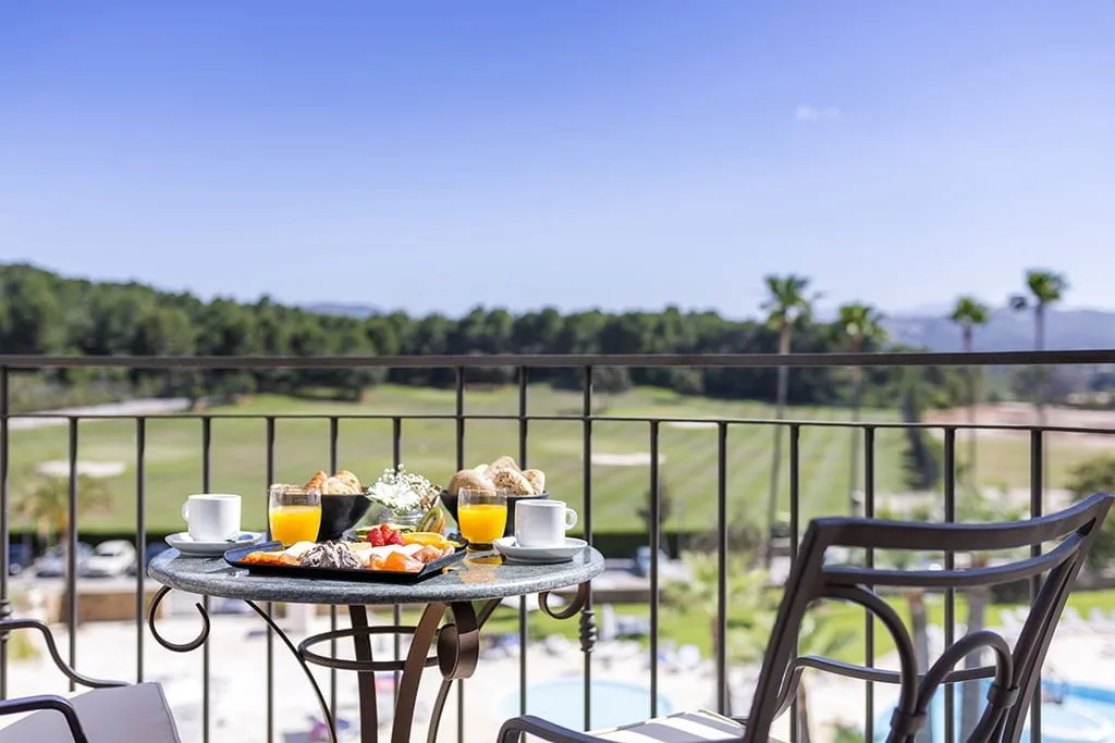 Terraza de Hotel Dénia Marriott La Sella Golf Resort & Spa