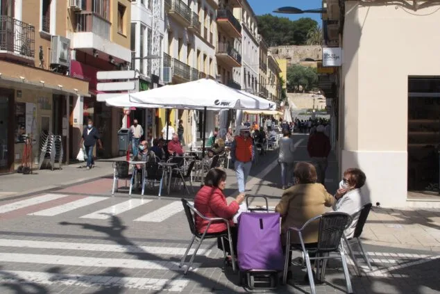 Generalitat plantea retrasar el toque de queda y ampliar el horario de la hostelería a partir del lunes 1 Imagen: Terrazas en la Calle Marqués de Campo Dénia