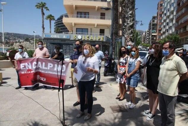 Cerca de 200 personas se manifiestan en Calp contra la piscifactoría 3 ana sale lee un manifiesto en la concentracion