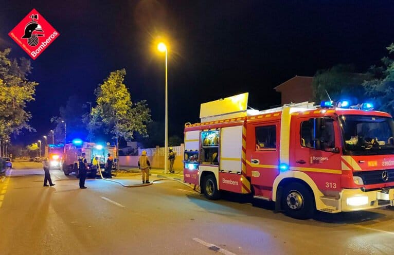 Bomberos en el incendio de un chalet en Calp