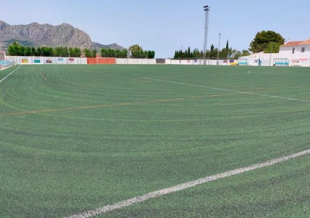 Ondara pide 180.000 euros a Diputación para cambiar el césped del Campo de Fútbol y cubrir la piscina 1 Imagen: Campo de Fútbol - Ondara