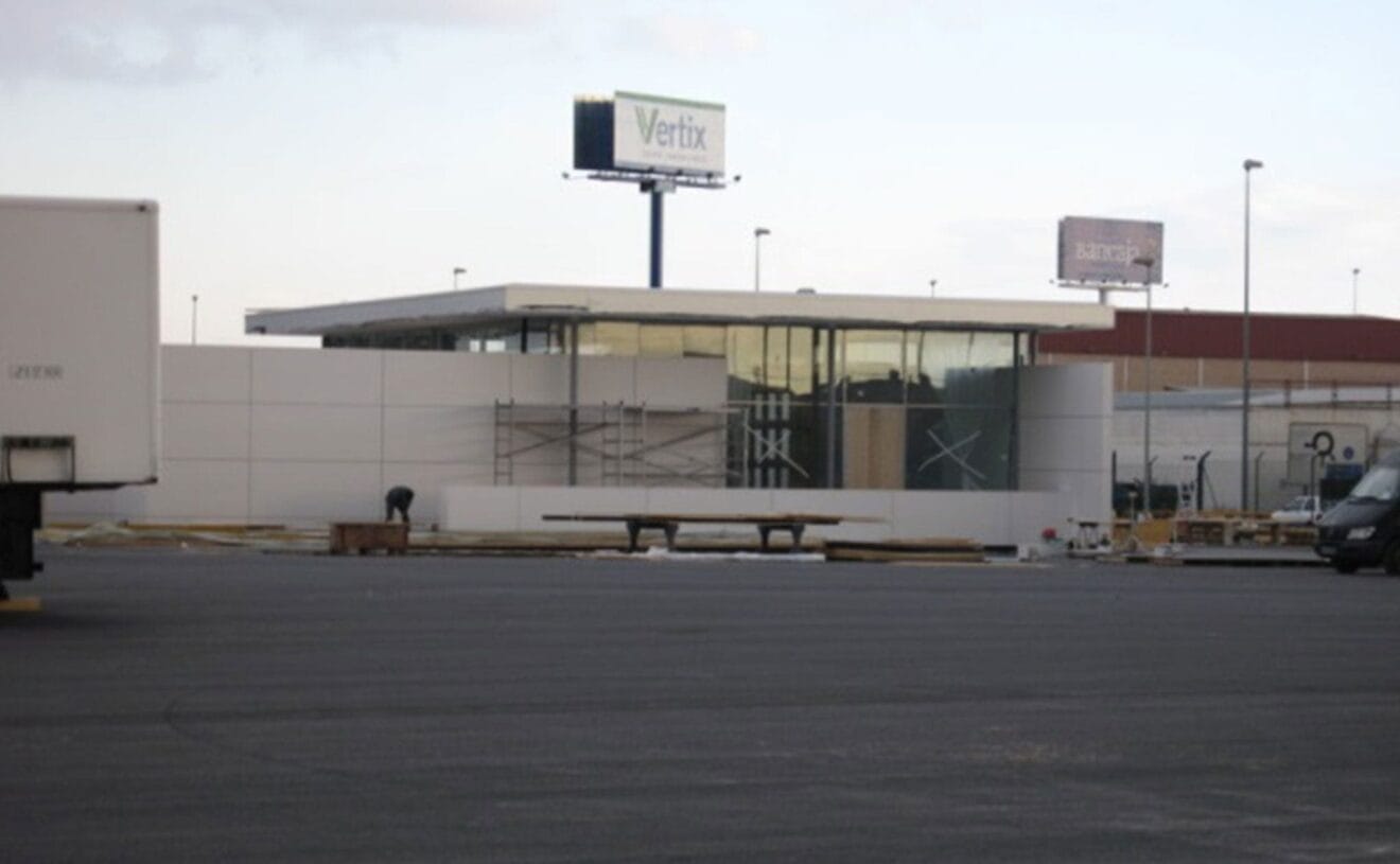 Edificio de presentación de BMW en Quart de Poblet, València - Quitec