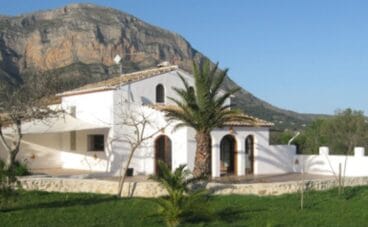 Exterior de una vivienda remodelada por Quitec