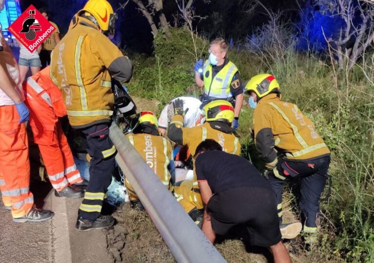 Intervención de los bomberos en el lugar del accidente