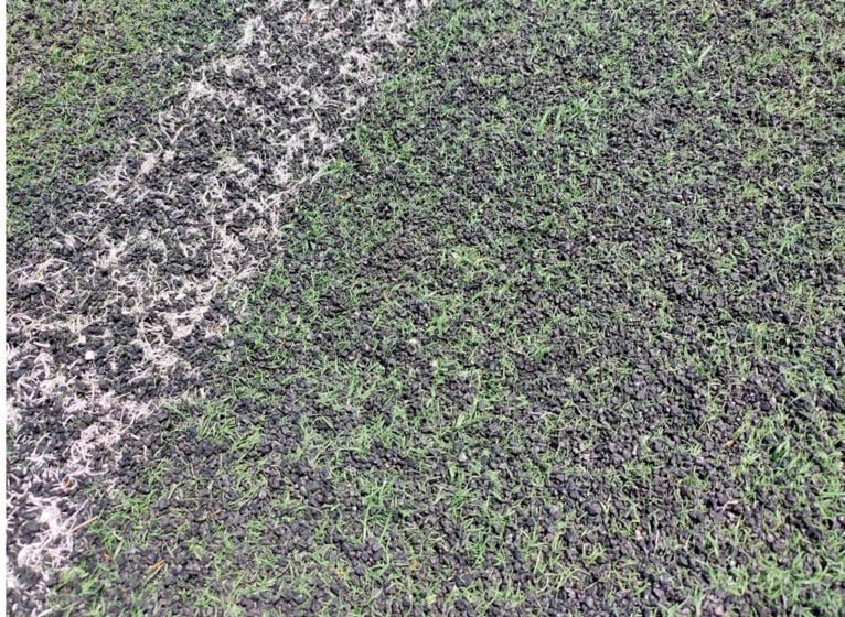 Campo de futebol em péssimo estado do gramado - Ondara