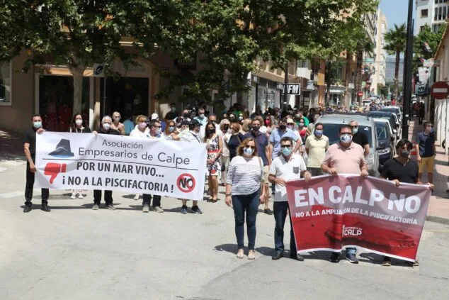 Cerca de 200 personas se manifiestan en Calp contra la piscifactoría 1 Imagen: Manifestación contra la piscifactoria de Calp