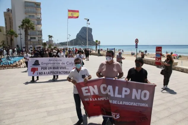 Cerca de 200 personas se manifiestan en Calp contra la piscifactoría 2 manifestacion en calp