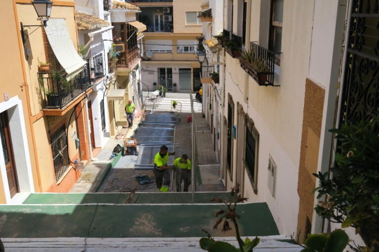 Obras en una calle de Calp