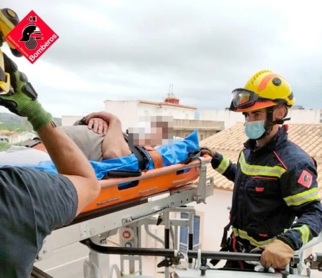 rescatan a un hombre dependiente en el verger