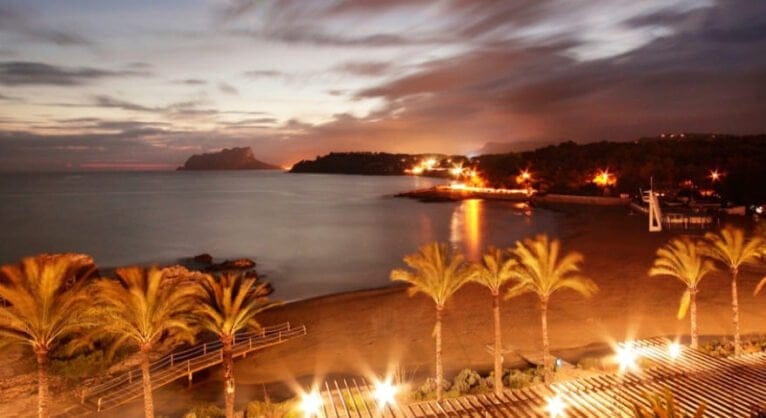 Vista nocturna de la playa de l'Ampolla. Foto: Ayuntamiento Teulada