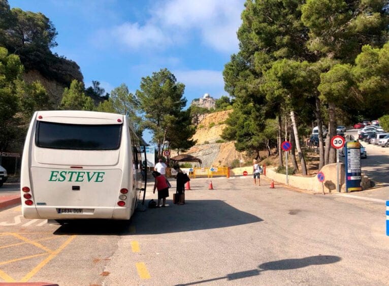 Autobus que baja a la Cala del Moraig en Benitatxell