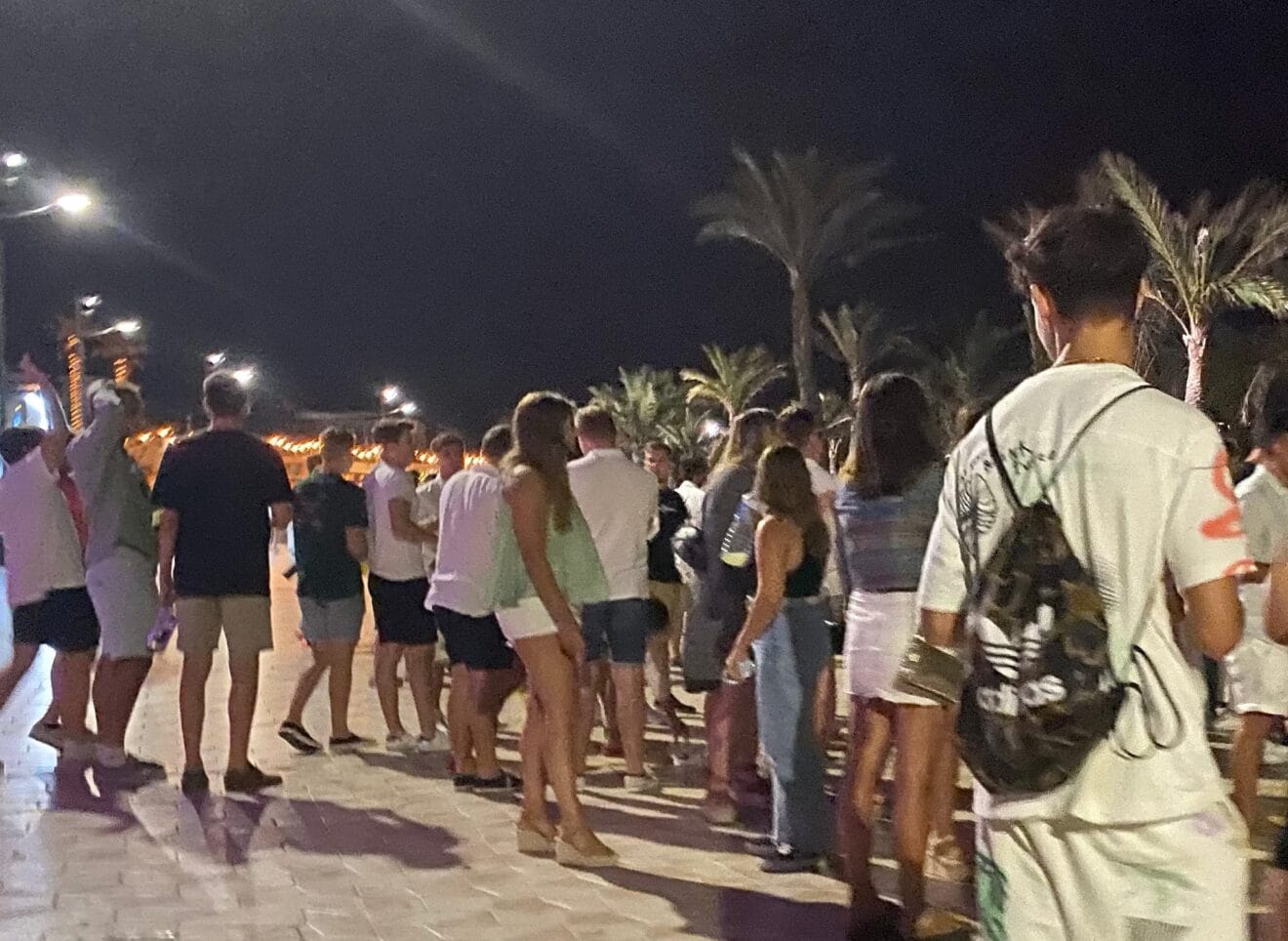 Botellon en el Paseo de la playa del Arenal de Xàbia