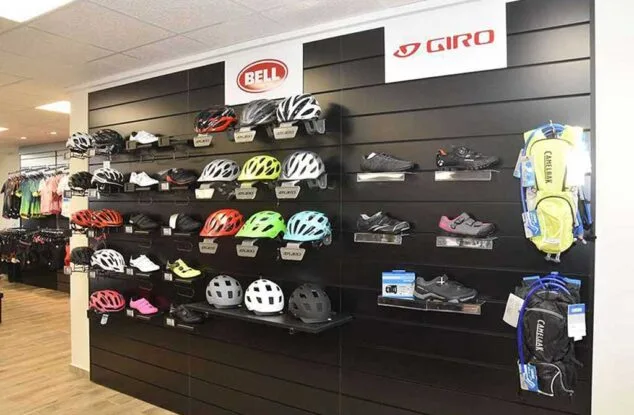 cascos y ropa de ciclismo
