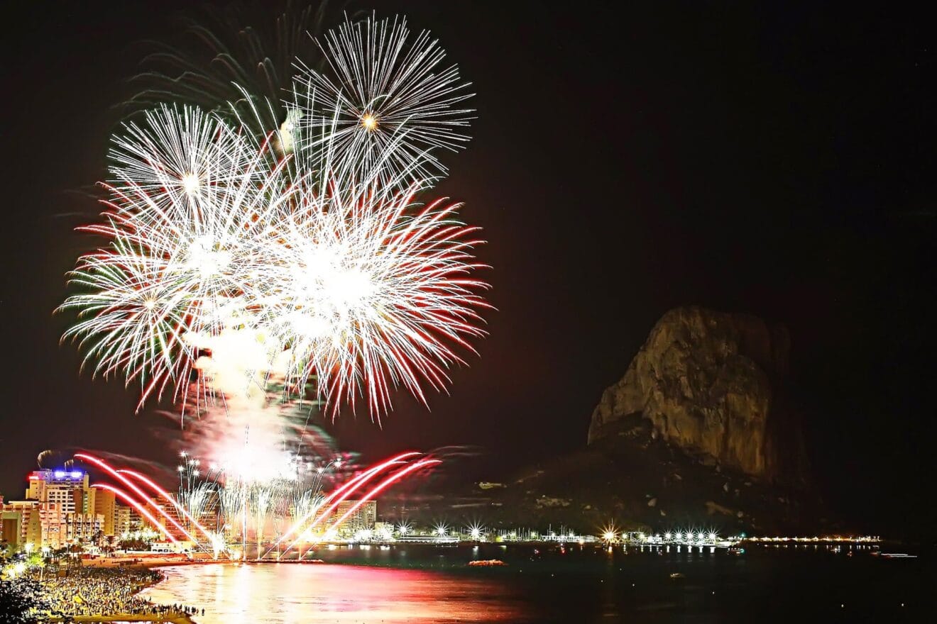 Castillo fuegos artificiales fiestas patronales Calp