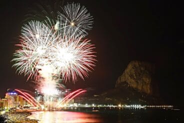 Castillo fuegos artificiales fiestas patronales Calp