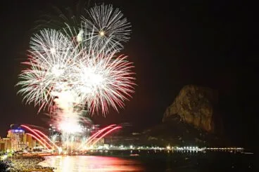 Castillo fuegos artificiales fiestas patronales Calp