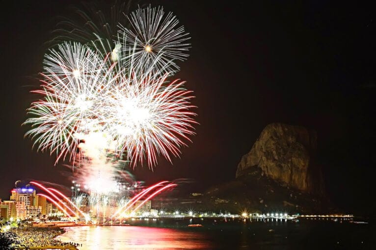 Castillo fuegos artificiales fiestas patronales Calp