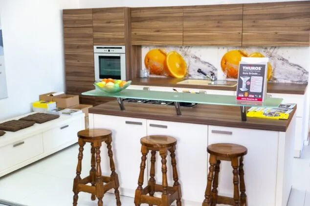 cocina con barra en costa cocinas