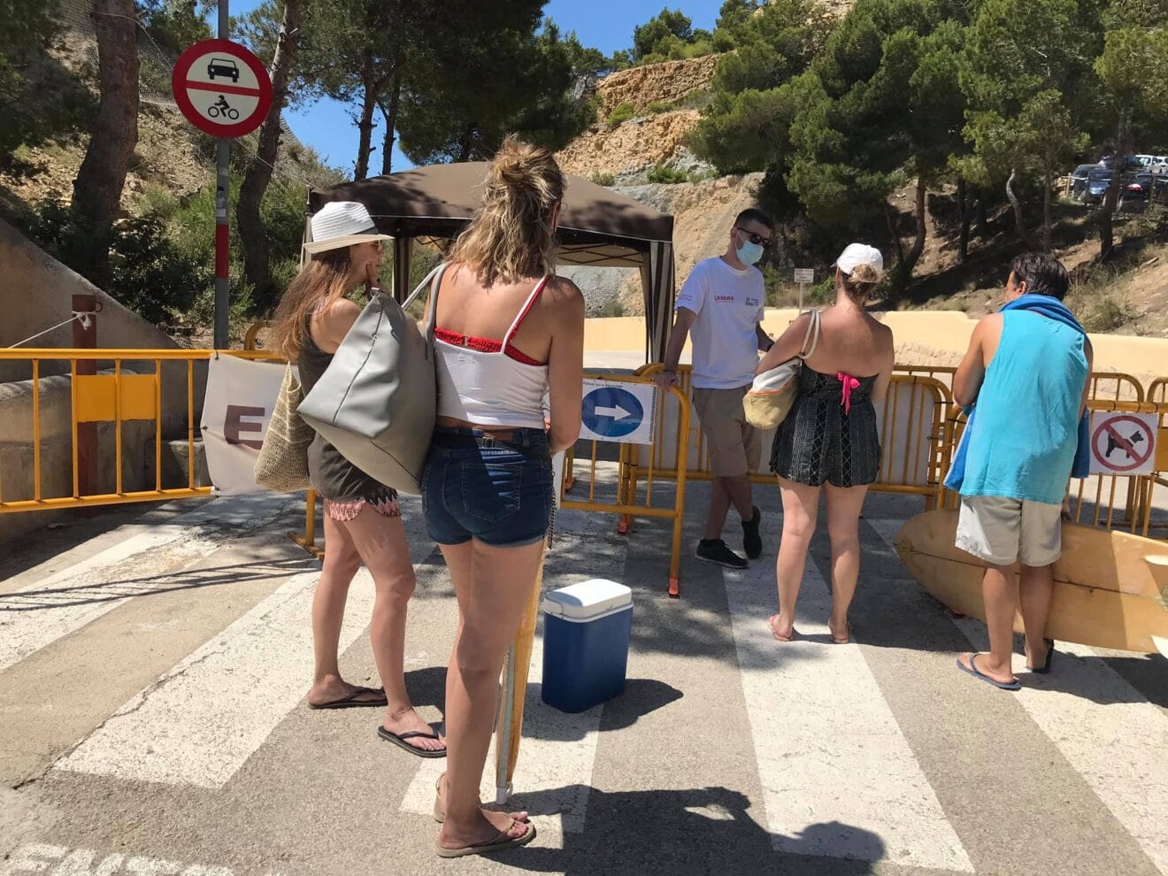Control en el acceso a la cala del Moraig